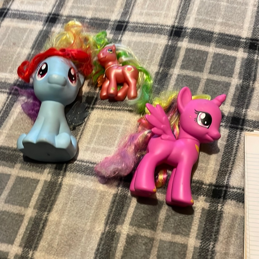 I’m selling 3 my little ponies